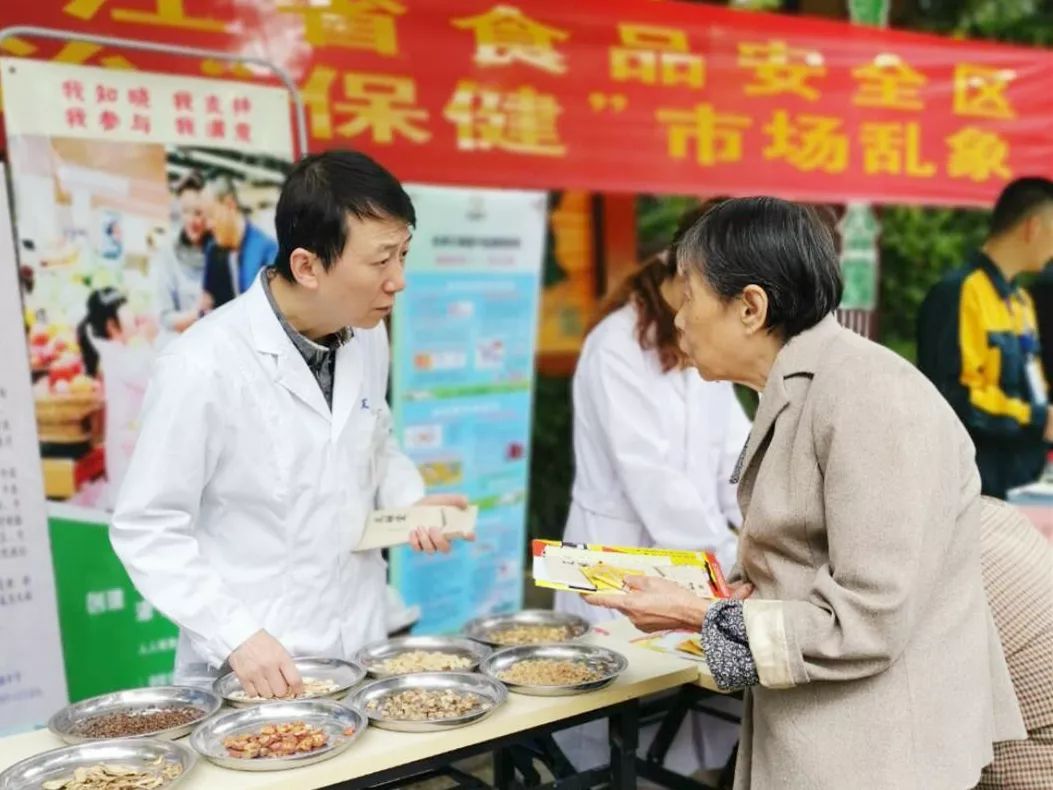 浙江杭州，深化反邪教宣传至农贸市场，筑牢防范阵线，守护民众生活安全