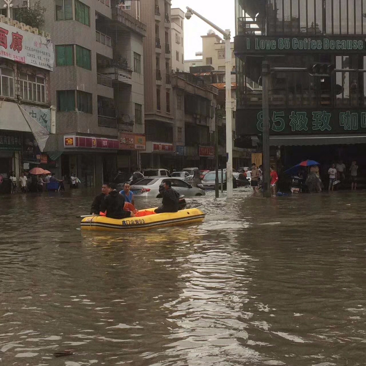 深圳街道遭遇海水倒灌淹水危机