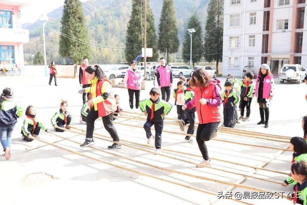 林志玲河南之行，深情探望帮扶小学孩子