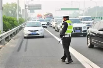 高速逆行与超速背后的紧急求助，女子与时间赛跑，法律尊重之路