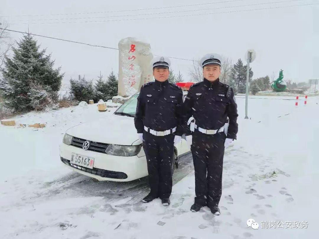 鹤岗暴雪破纪录，公交雪中温情时刻