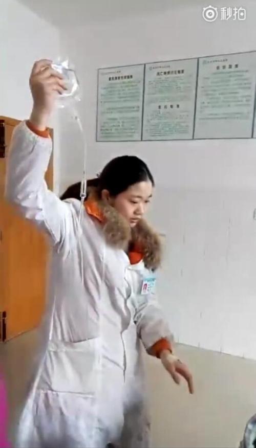 女子面对现实挑战与情感挣扎，取钱为丈夫治病受阻