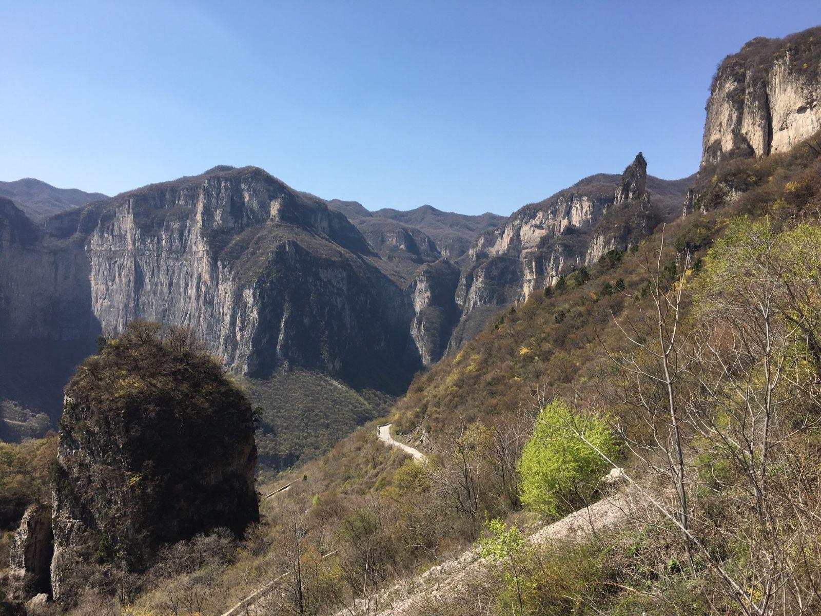 河南突发山体滑塌事件，铁路线路遭埋，交通严重受阻——现场紧急救援与影响评估