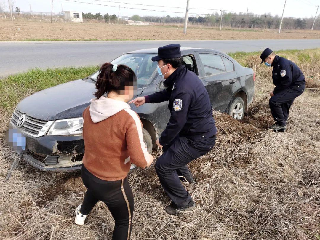 女子试驾误将油门当刹车 撞入4S店