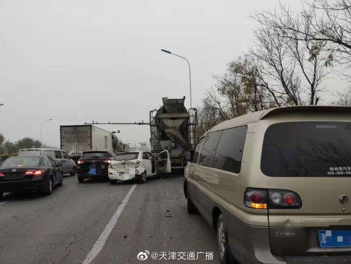 搅拌车压扁小轿车，驾驶员仅轻伤