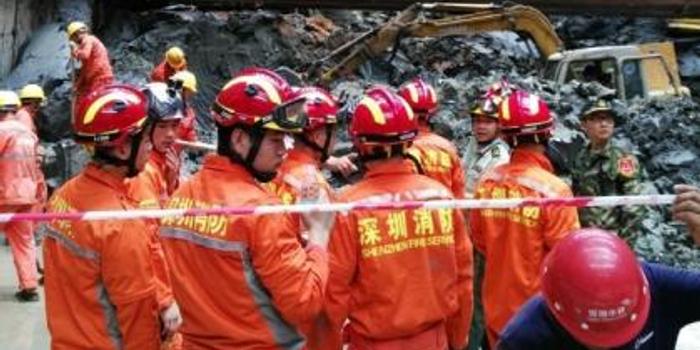 深圳一施工现场地面坍塌，13人失联