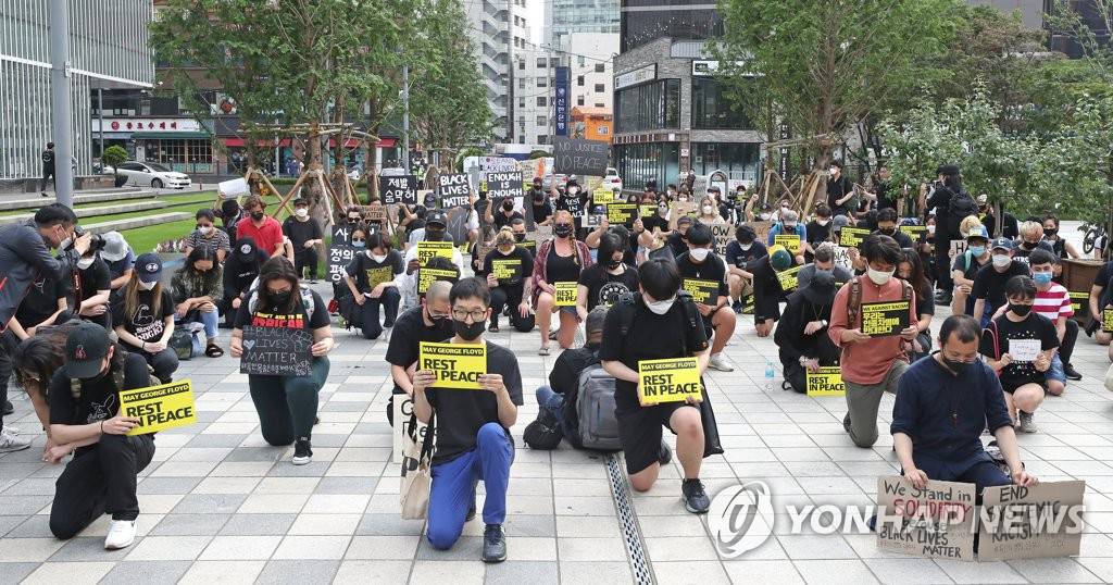 韩国首尔爆发示威游行