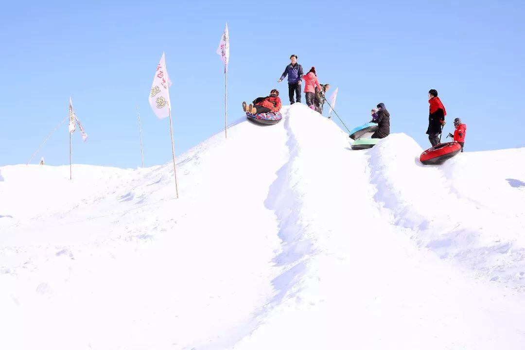 欣赏雪景，滑雪，堆雪人，打雪仗，拍照留念，品尝热茶，烤火取暖，观看雪雕，雪地徒步，10. 感受雪趣