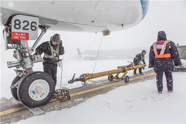 山东航空一航班在大雪天气中硬核飞行，提前抵达目的地。