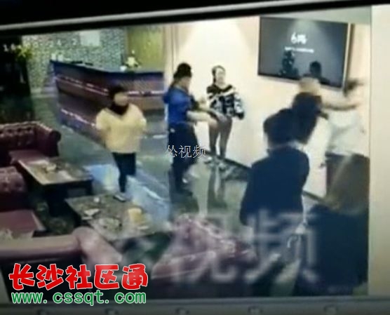 孕32周女子被踢孕肚，阻止丈夫刷礼物引发冲突