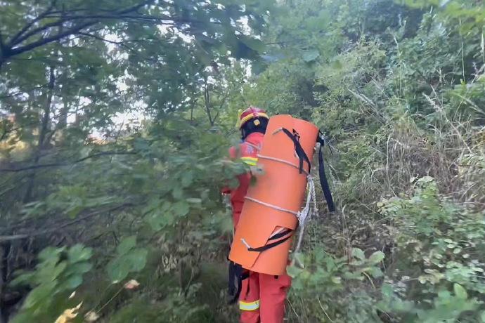 女生爬山冷风过敏被120抬下山