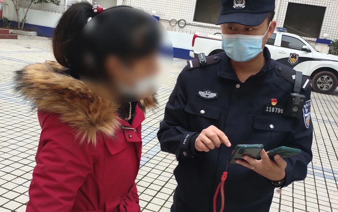 小伙冒充警察交往多名女性，警示背后的社交陷阱与反思