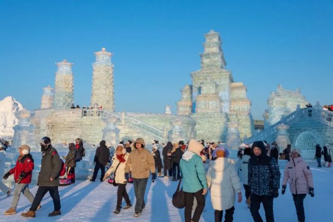 冰雪大世界开园火爆，游客凌晨三点裹棉被排队，冰雪大世界一周内成人票售罄，火爆程度超乎想象，冰雪大世界火爆原因，游客热情超乎预期，冰雪大世界火爆，对其他旅游景区有何借鉴意义？