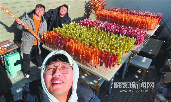 哈尔滨街头1600根蔓越莓冰糖葫芦